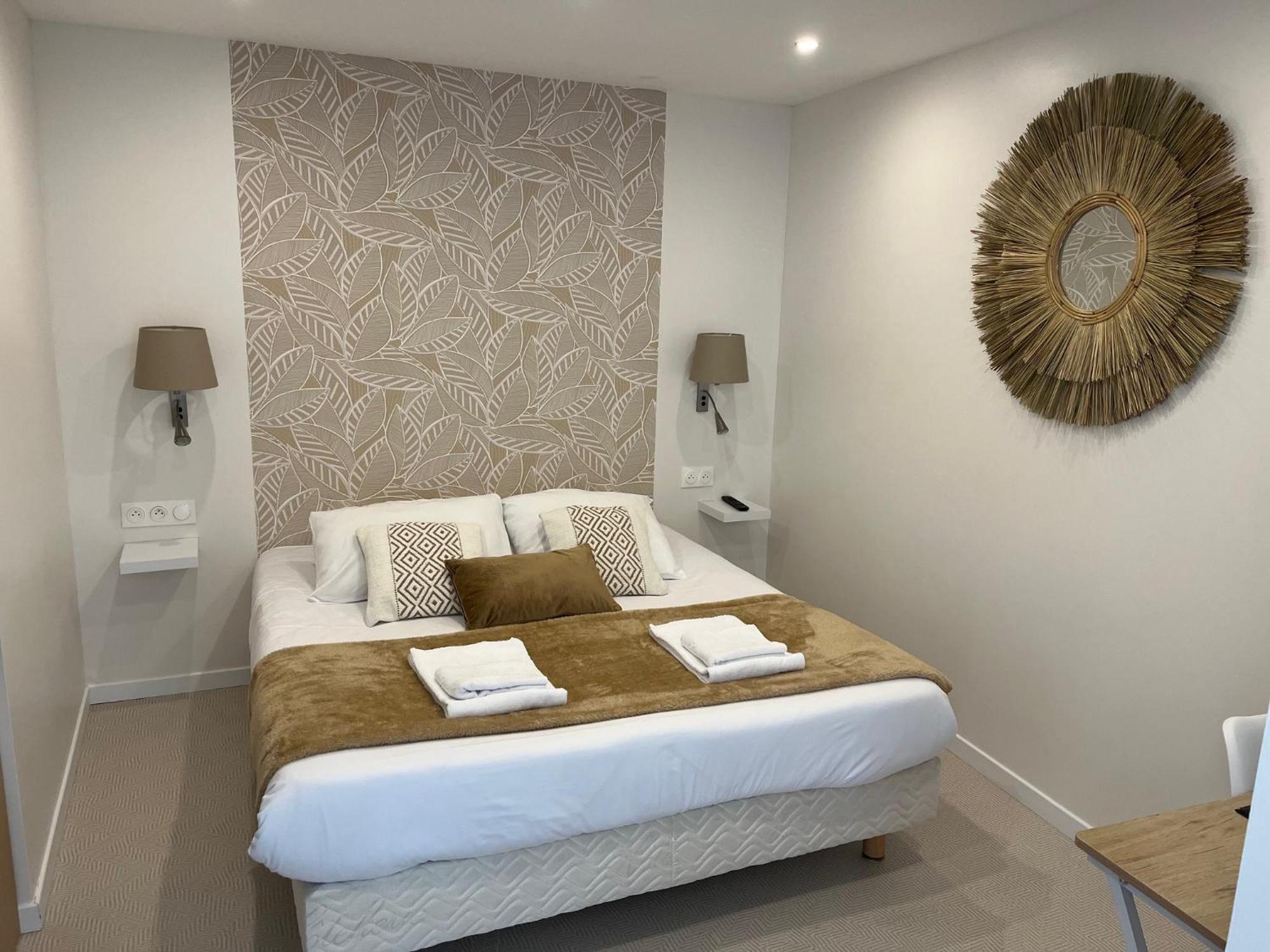Hotel Le Saint Patrice Bayeux Bagian luar foto
