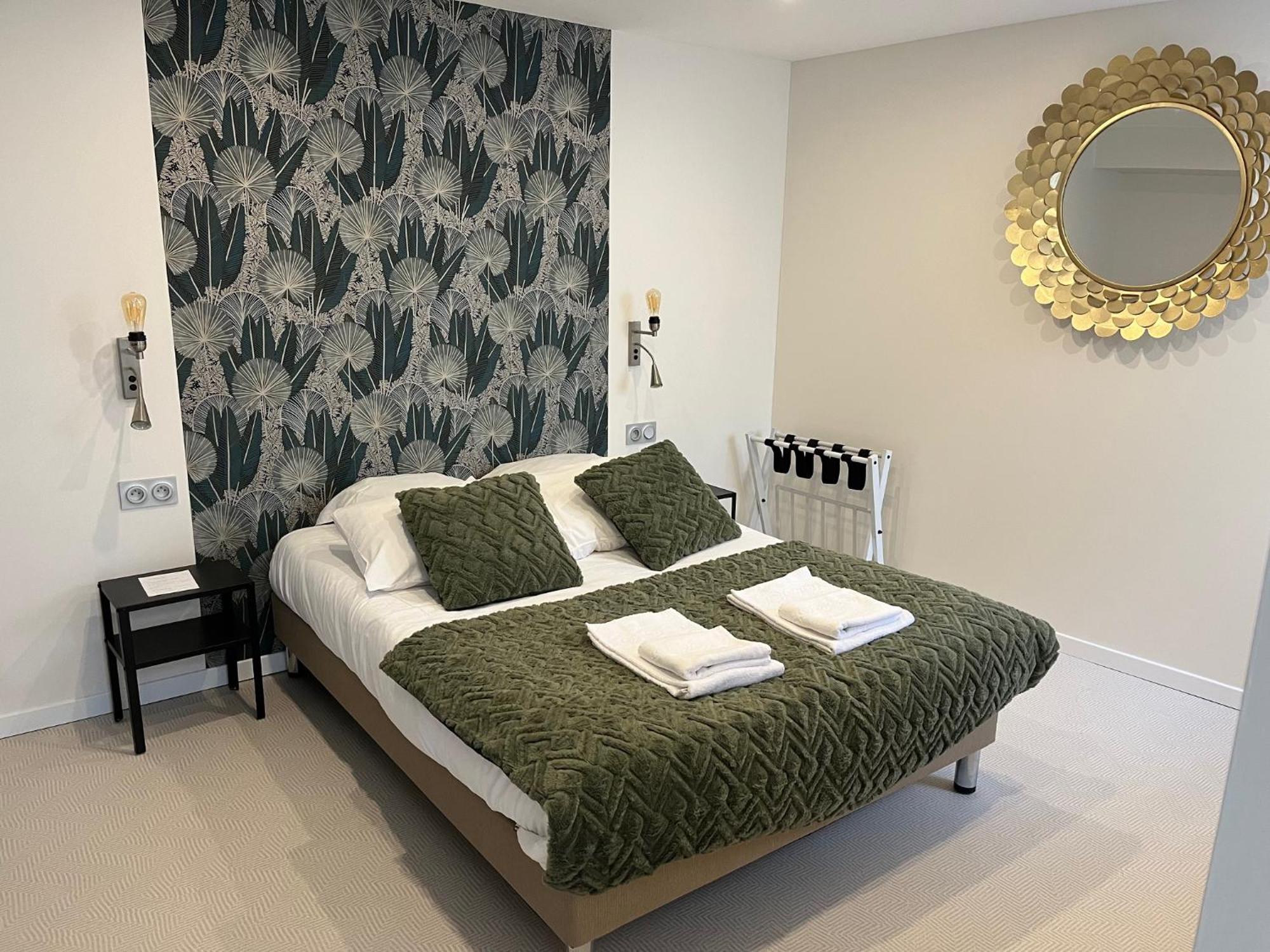 Hotel Le Saint Patrice Bayeux Bagian luar foto