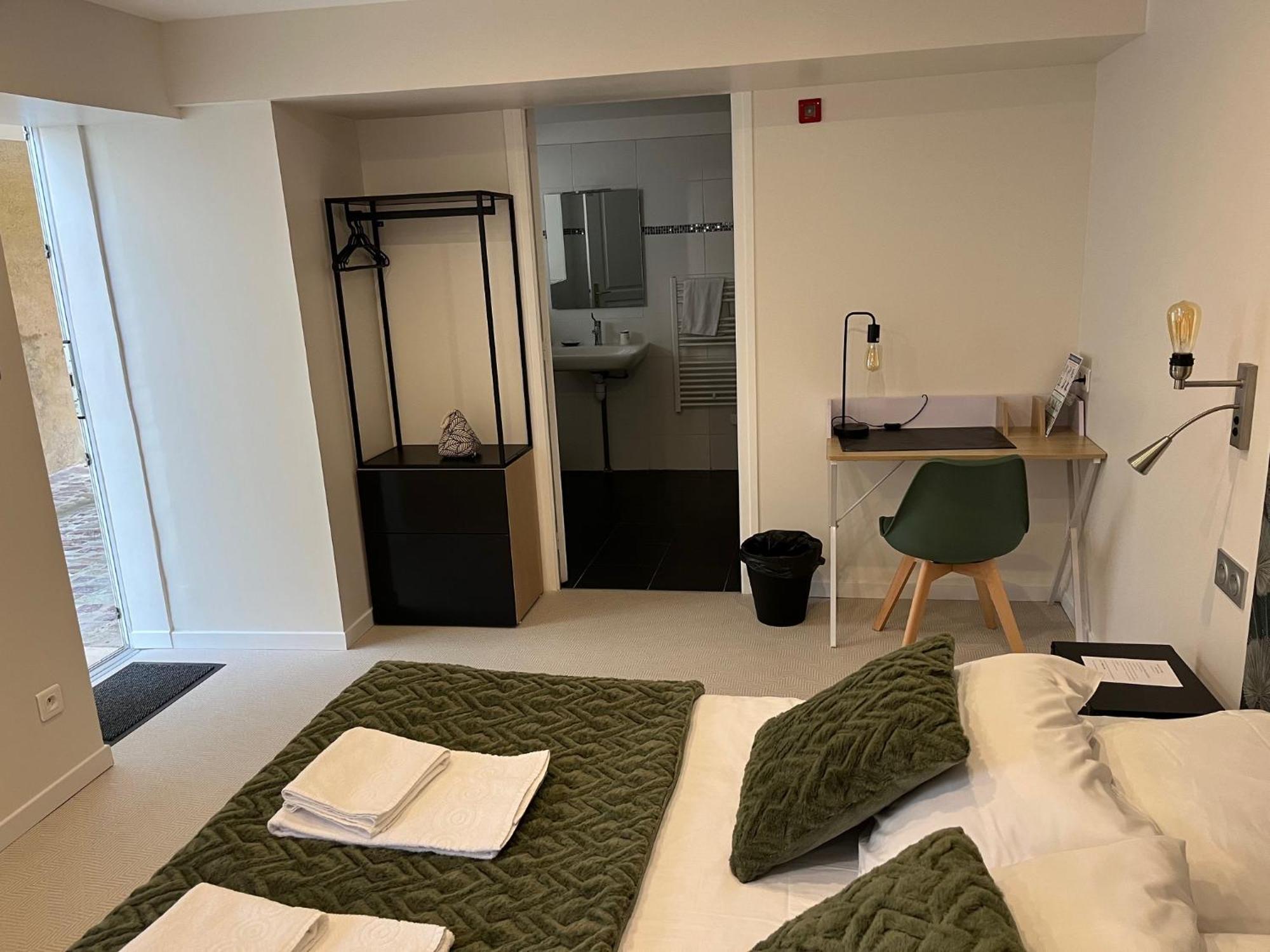 Hotel Le Saint Patrice Bayeux Bagian luar foto